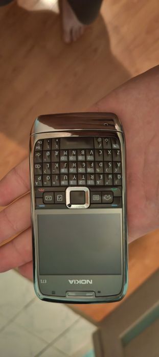 Blackberry 9720. Și nokia e 71
