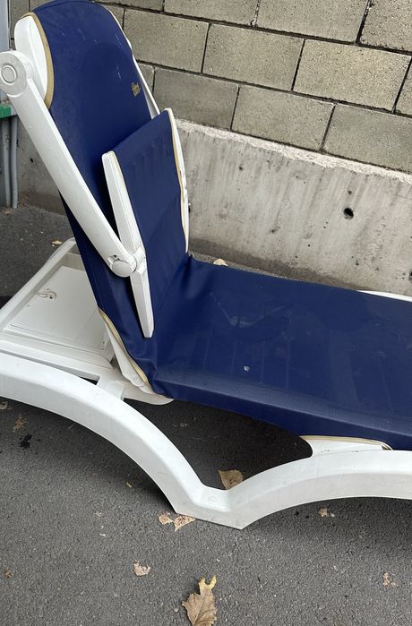 Лежаки для бассейна