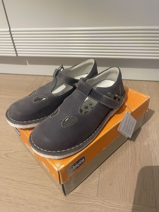 Продам детские кожанные сандали Чико