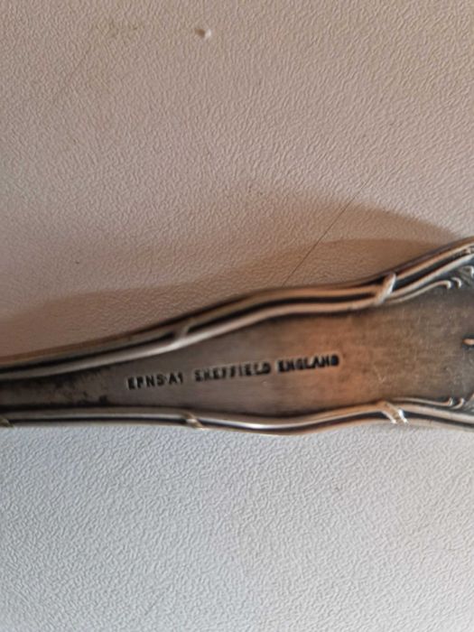 Lingura veche cu model este din argint