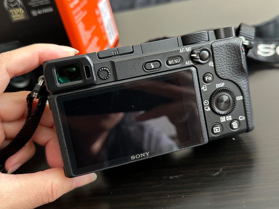 Sony A6400 + 16-50mm обектив – Отлично състояние