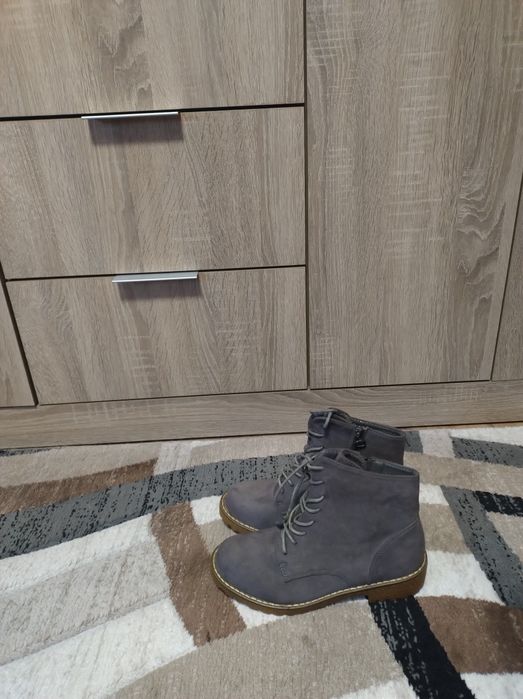 Чисто нови дамски боти