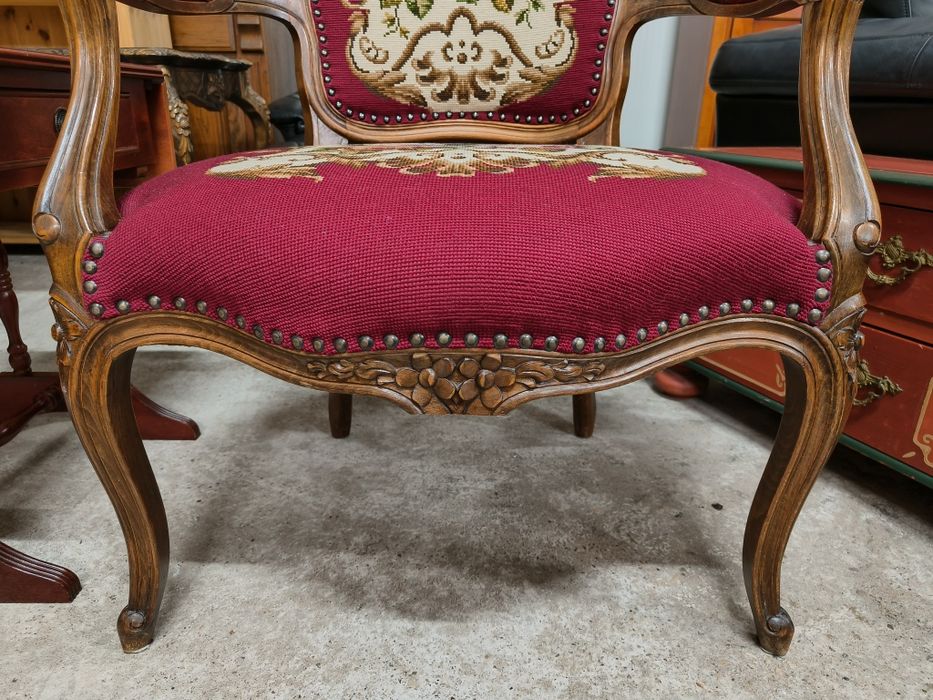 Дъбово кресло с дърворезба и гобленова дамаска