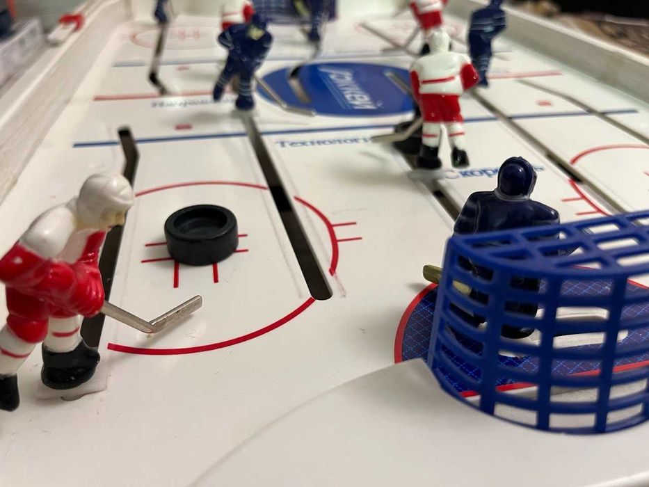 Настольный хоккей.