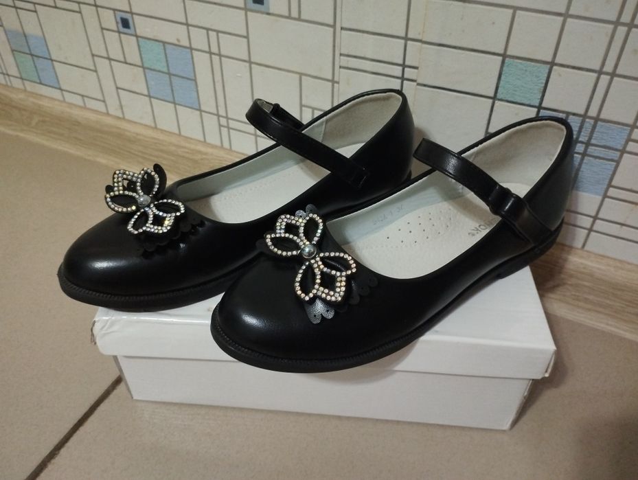 Продам школьные туфли