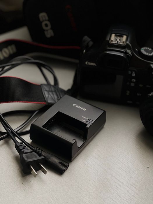 Зеркальный фотоаппарат Canon D1100