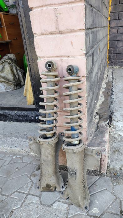 Амартизатор стойки на ауди 80б4