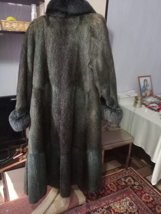 Продам нутриевую шубу в отличном состоянии.