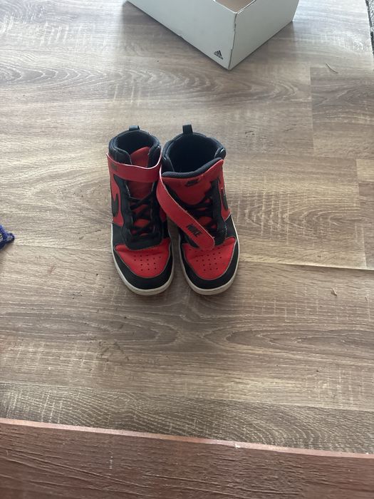 Adidașii sunt roșii și sunt noi