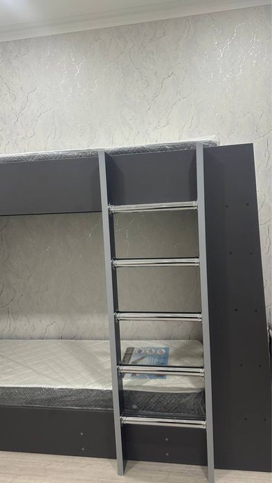 Двухъярусная кровать с новыми матрасами и полкой