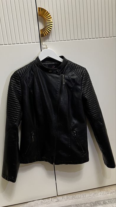 Кожаная куртка М размер