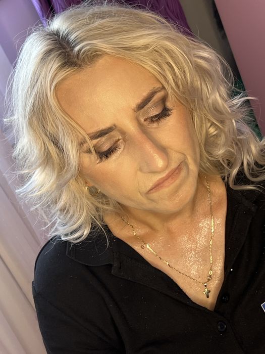 Ofer servicii de makeup si coafat pascani