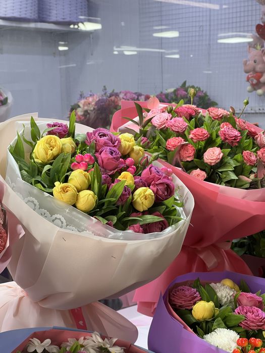 Savatli korzinkali gullar jivoy atirgul roziviy lola