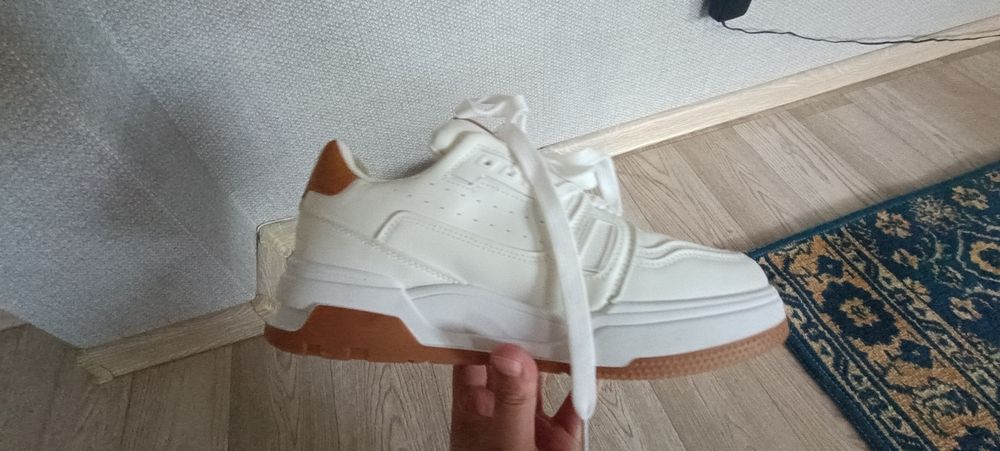 Продам Кроссовки белые