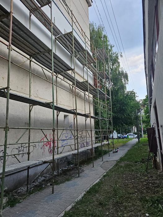 Vând schela fără platforme la 5euro mp