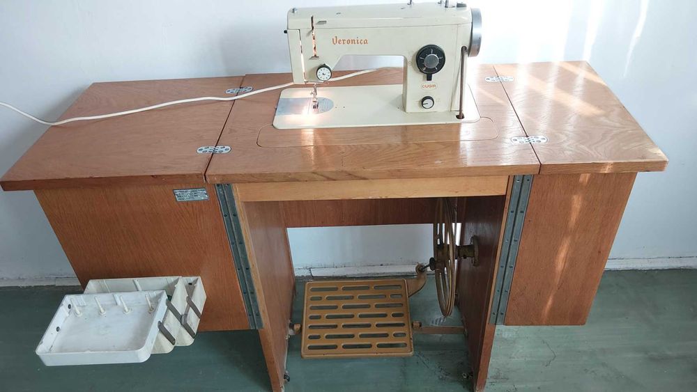 Vand masina cusut Veronica tip mobilier - 150 ron