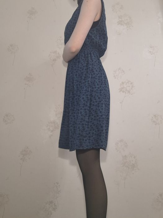 Зелёное платье с цветочным принятом, б/у