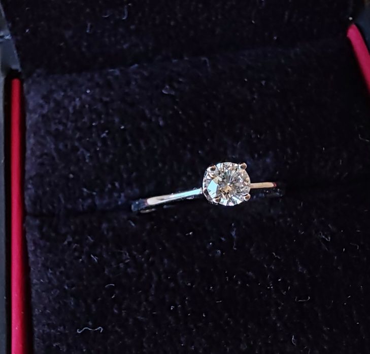 Чисто нов, неупотребяван пръстен от бяло злато с диамант Kirko