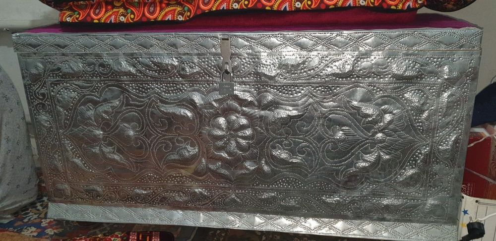 Sandiq yangi turibdi