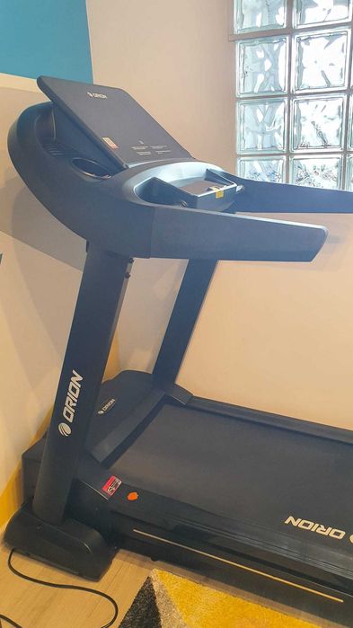 Bandă de alergat ORION Sprint C6 – 4 CP, 20 km/h, înclinare automată, Bluetooth