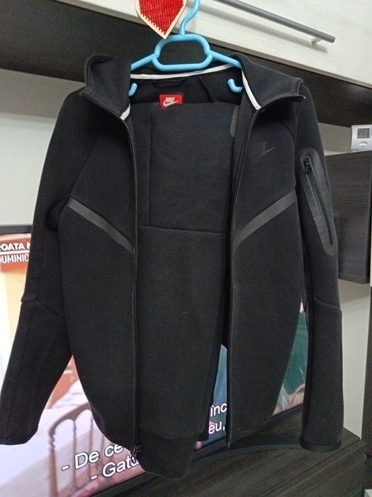Vând nike tech în stare foarte buna(trimit doar prin posta, detalii în privat)