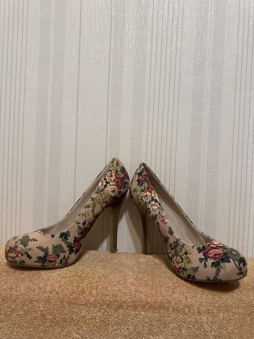 Шикарные туфли танцевали в клубах