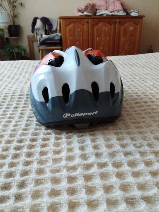 Защитна каска за дете.