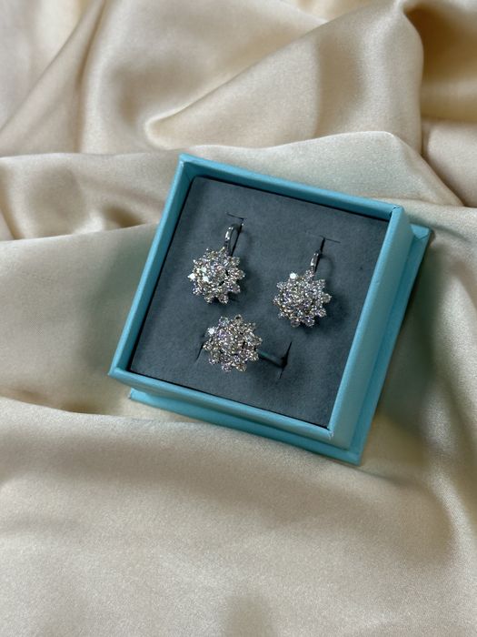 комплект с бриллантами в белом золоте