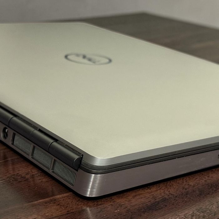 15.6’UHD 4K 600nits/RTX A3000 6GB/Core i7-11850H/Dell Precision 7560/32GB DDR4/512GB SSD