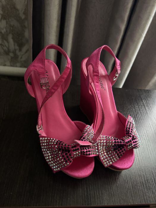 Продам новые босоножки на платформе