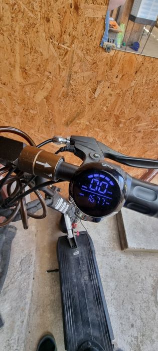Trotinetă electrică RS1000 de vânzare.