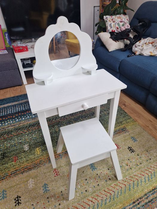 Idee acdou: Măsuță de toaletă și scaun KidKraft Medium Vanity & Stool