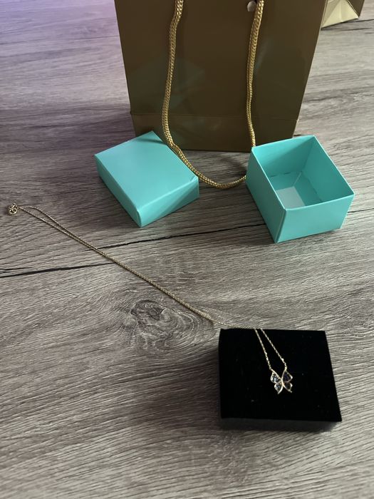 Златно колие с пеперуда