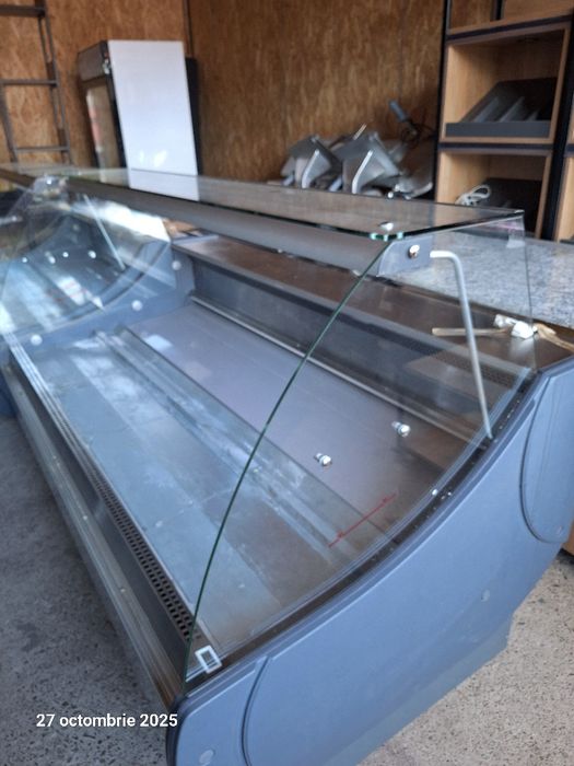 Vând vitrine de mezeluri
