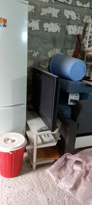 Продается холодильник, телевизор, стол с стулями диван.