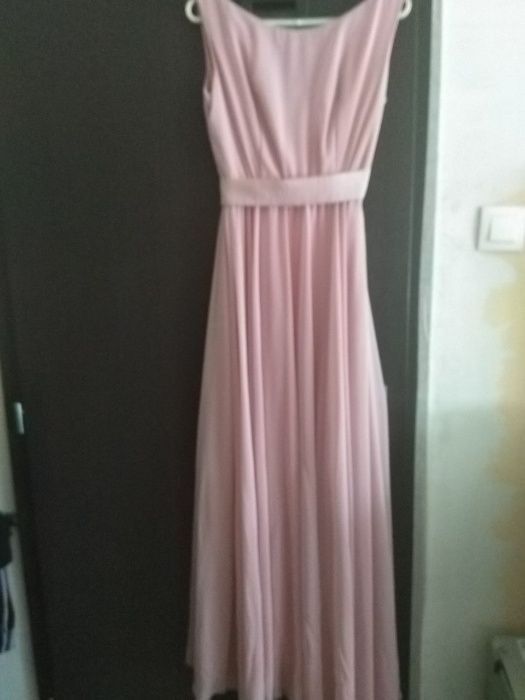 Рокля чисто нова.
