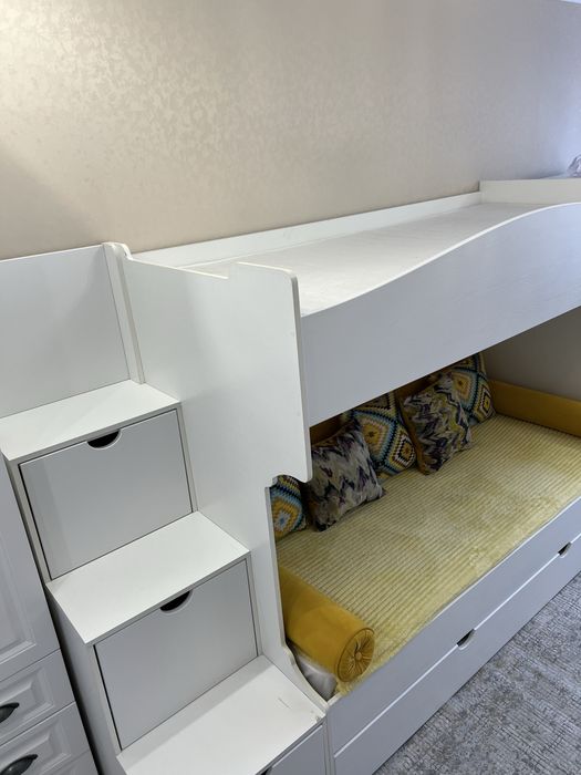 Продам кровать , комод, кресло тумбу