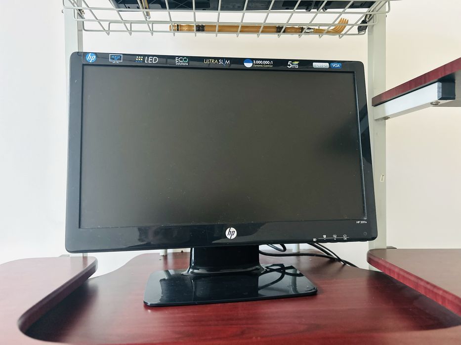 Компьютер столымен бірге