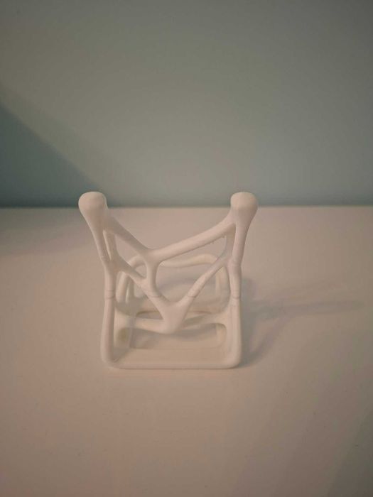 3D принтирана поставка за телефон – елегантен и модерен дизайн за удобно поставяне на телефона на бюро