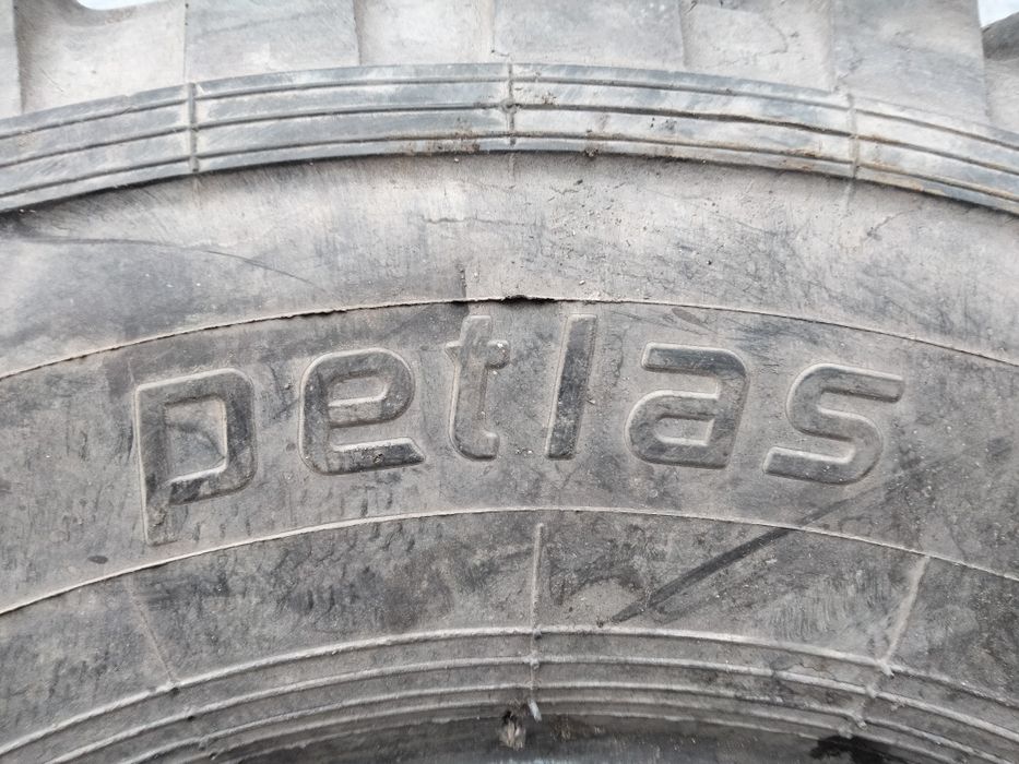 Продам шины 9.00 - 16 на ПТС.