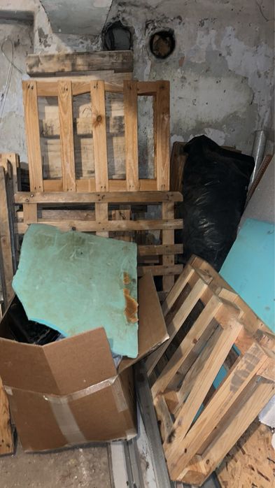 Продавам Палета и Скари