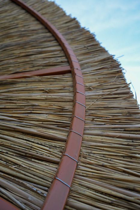 Umbrele din stuf cu cadru metalic