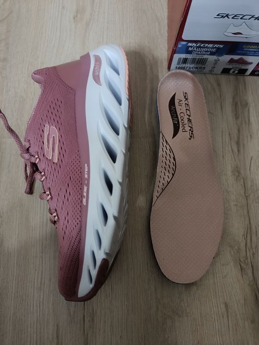 Skechers. Новые кроссовки на девочку