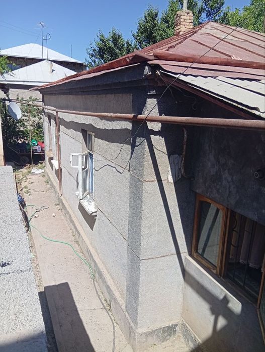 Жалаерда ховли сотилади.