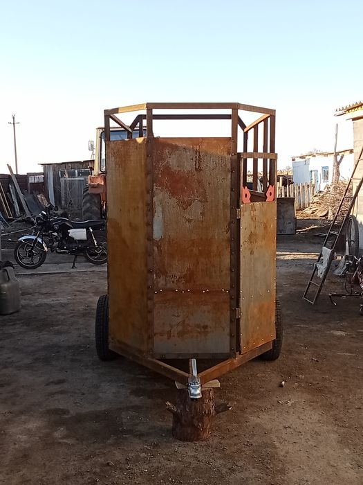 Прицеп коневозка.