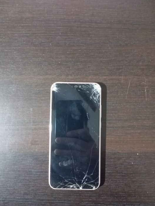 Telefoane stricate si unul functional