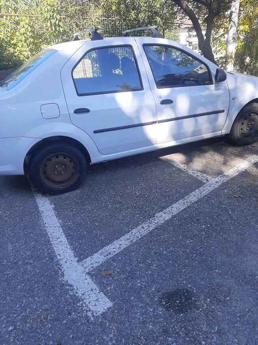 Vând Logan alb 13 impecabil