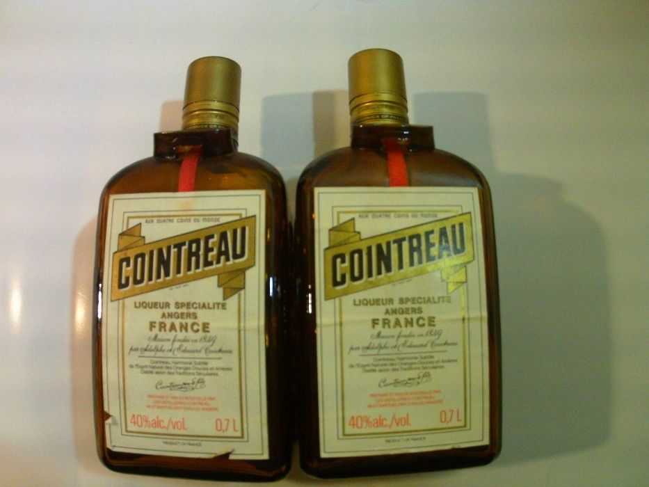 Decoratiuni vitrina bar , sticle vechi de colectie