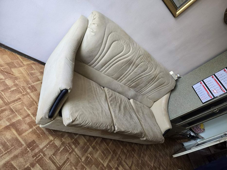 Диван с дишаща кожа