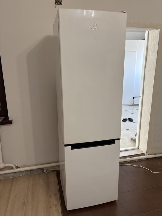 Холодилник компаний индезит